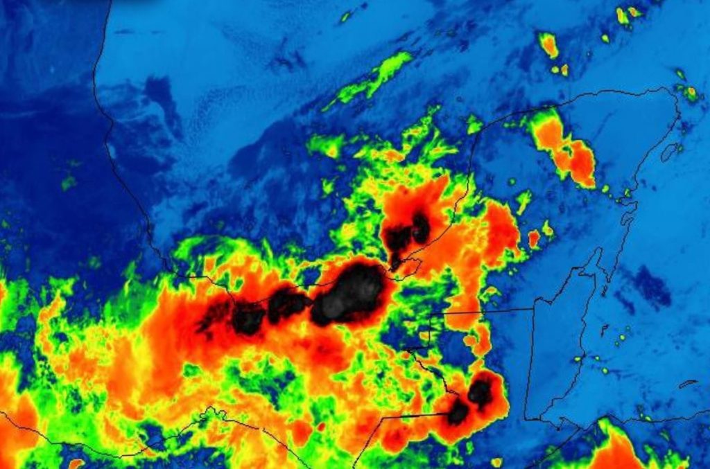 Imagen satelital muestra la nubosidad en el sureste mexicano